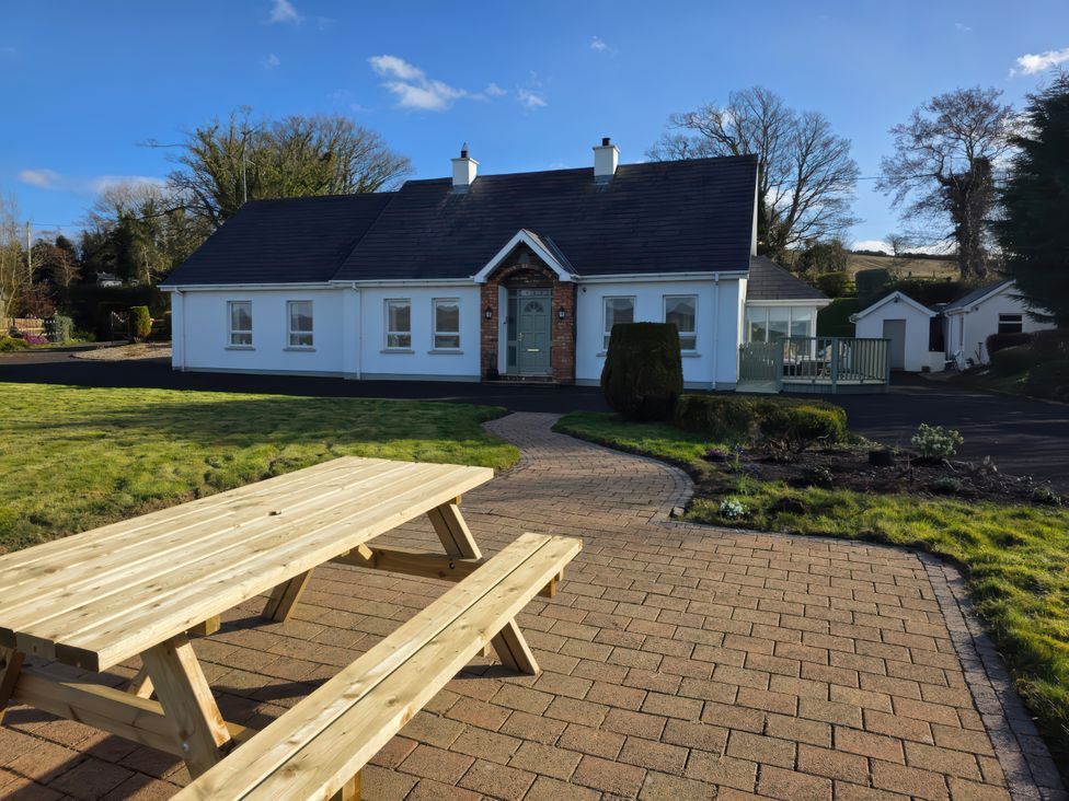 A house with a pathway and picnic table at An Grianan Getaway in Burt