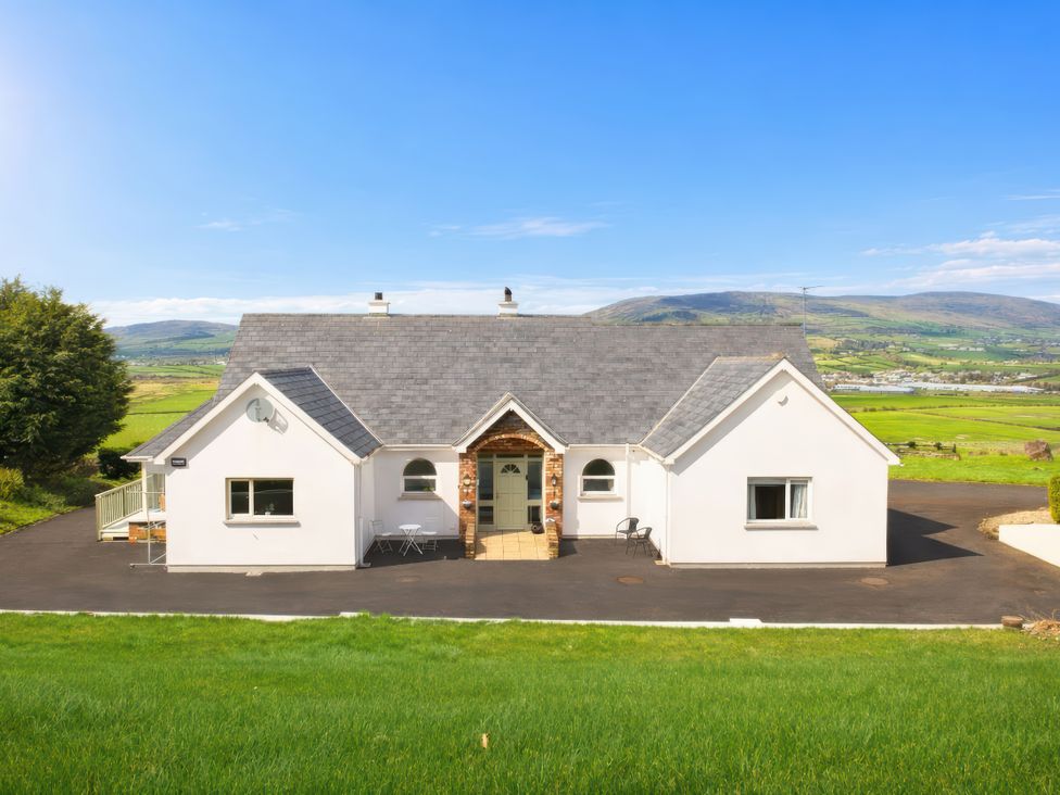 A house with a garden and driveway at An Grianan Getaway in Burt
