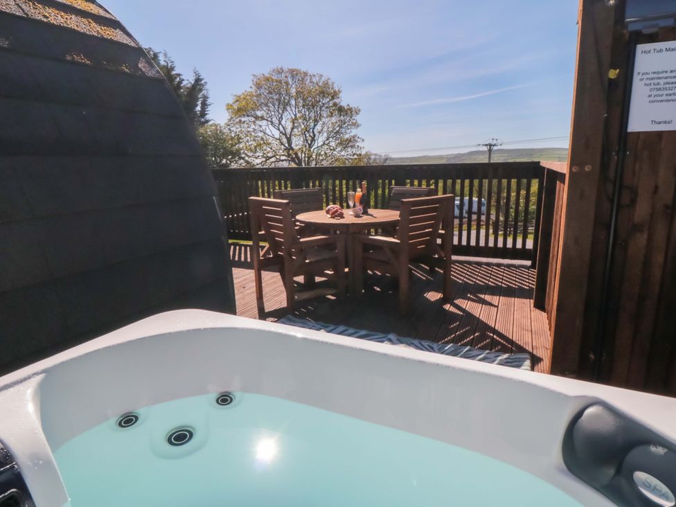 A hot tub and outdoor dining set at Fern Folly in Whitby