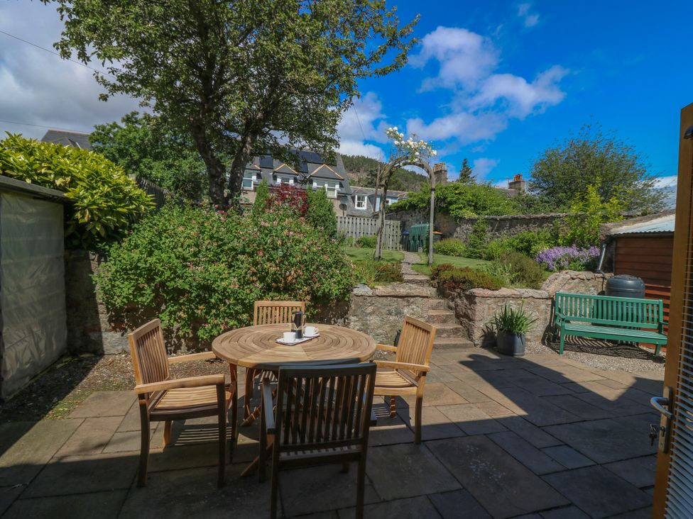 A garden with a table and chairs at St Kilda in Ballater
