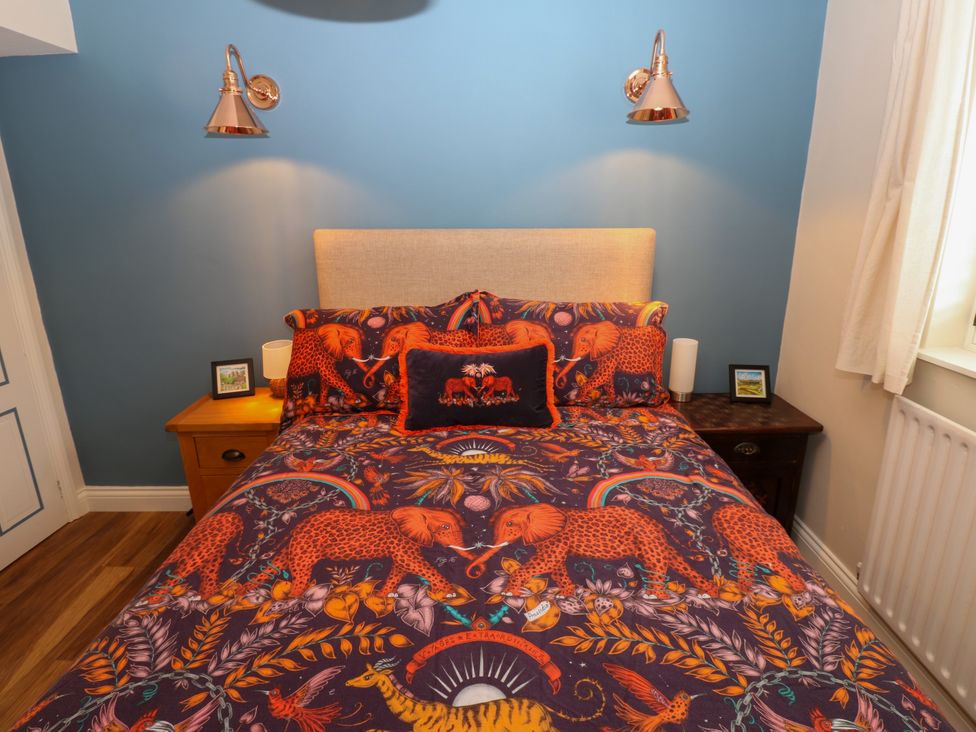 A bedroom with a bed and bedside tables at 14 The Porch in Barton
