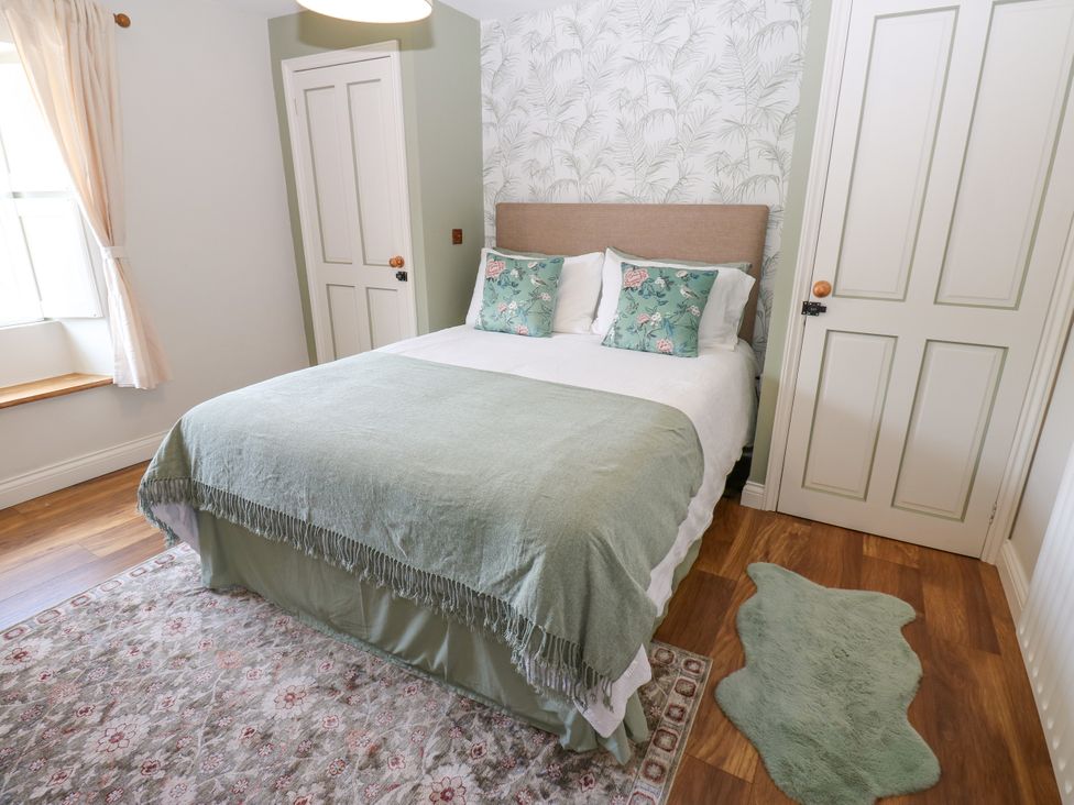 A bedroom with a bed and decorative pillows at 14 The Porch in Barton
