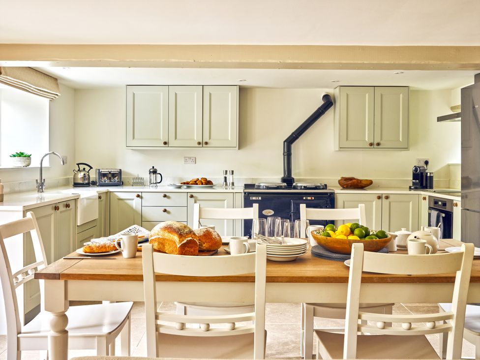 A kitchen with a table and chairs at Gitcombe Coach House in Totnes