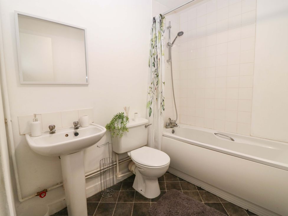A bathroom with sink, toilet and bathtub at Apartment 2 Dyce