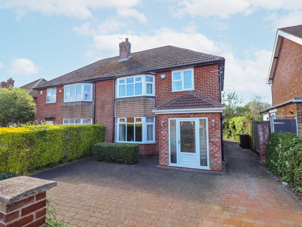 A house with a front yard and driveway at 55 Broadway in Lincoln