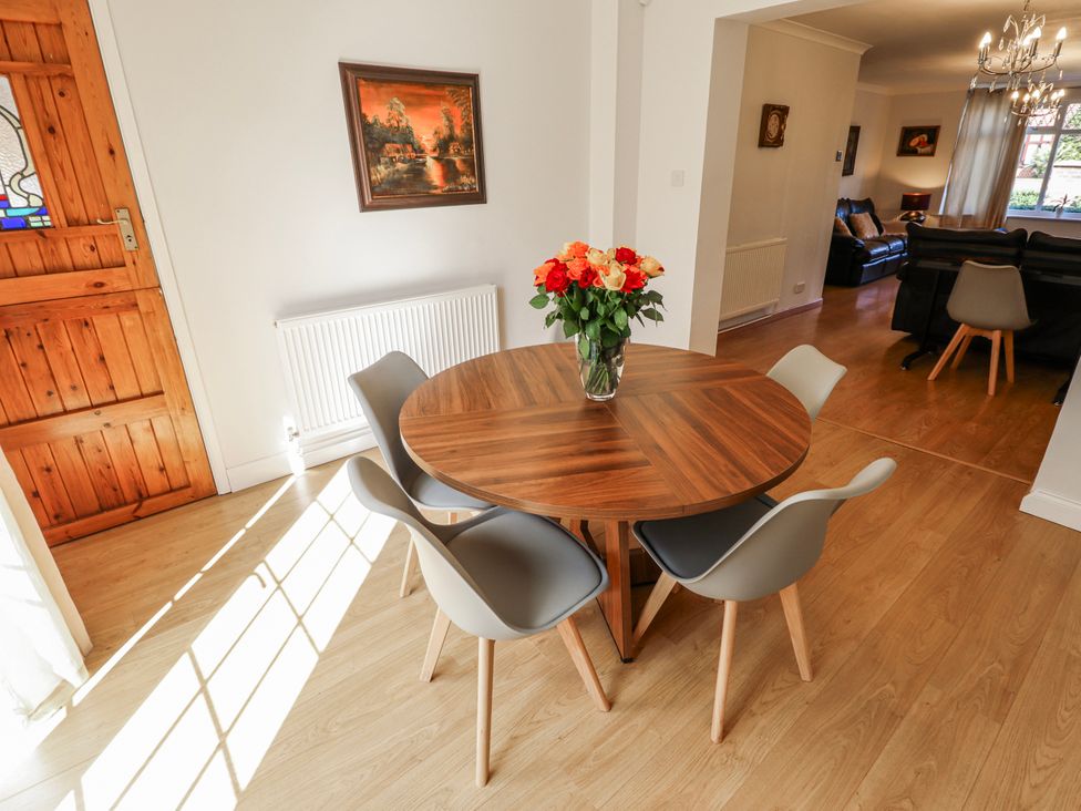 A dining room with a round table and chairs at 55 Broadway in Lincoln