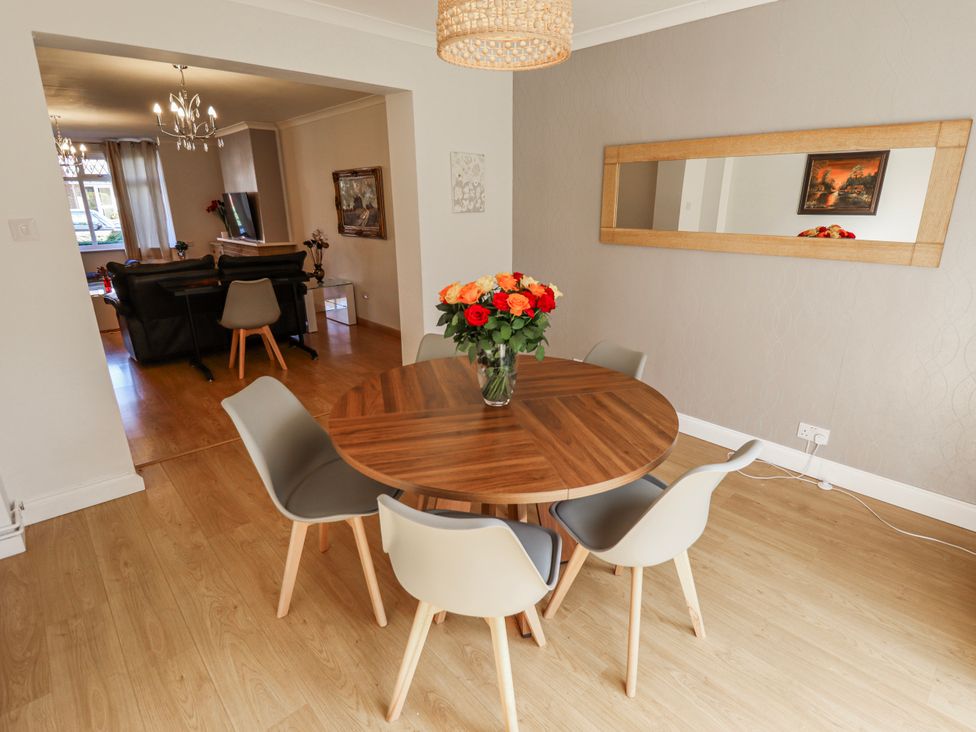 A dining room with a round table and chairs at 55 Broadway in Lincoln