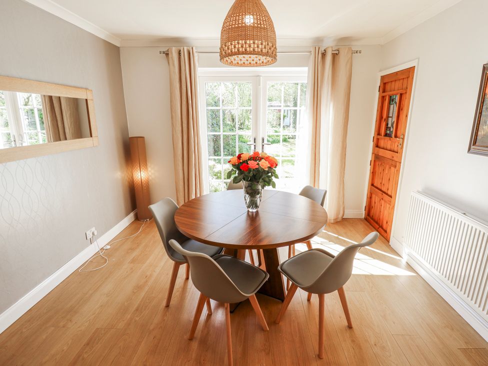 A dining room with a round table and chairs at 55 Broadway in Lincoln