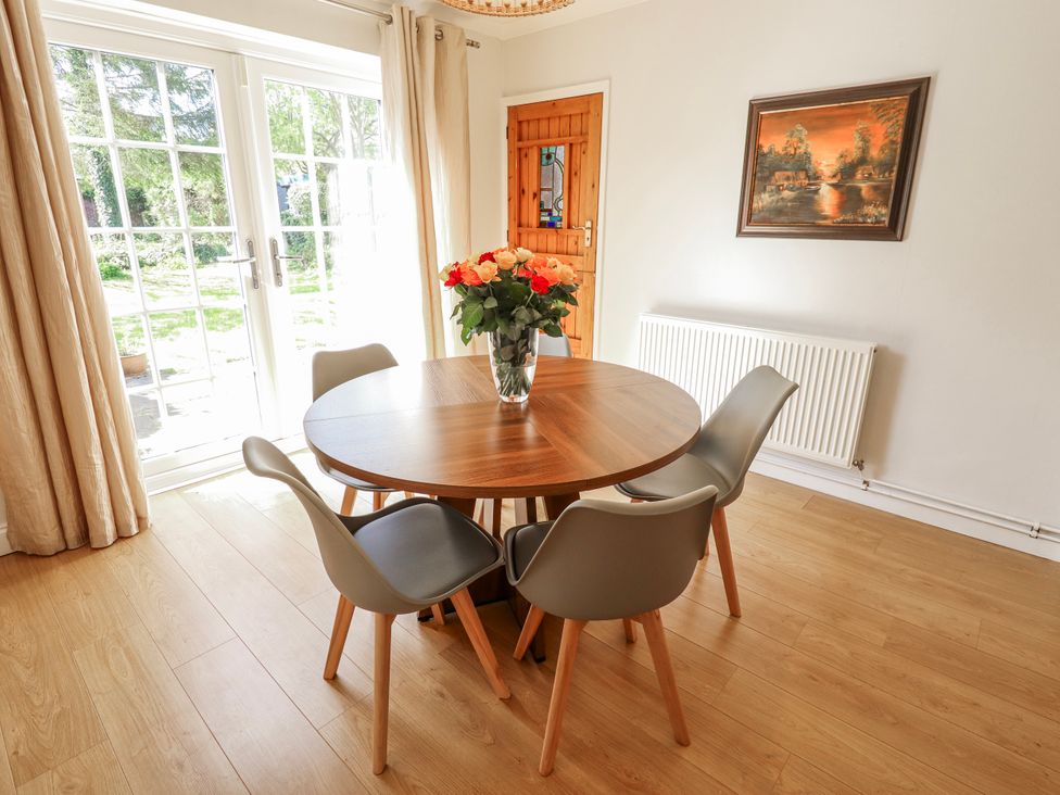 A dining room with a round table and chairs at 55 Broadway in Lincoln