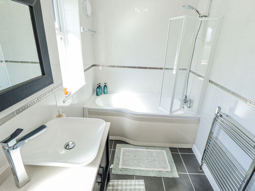 A bathroom with a bathtub and sink at 55 Broadway in Lincoln