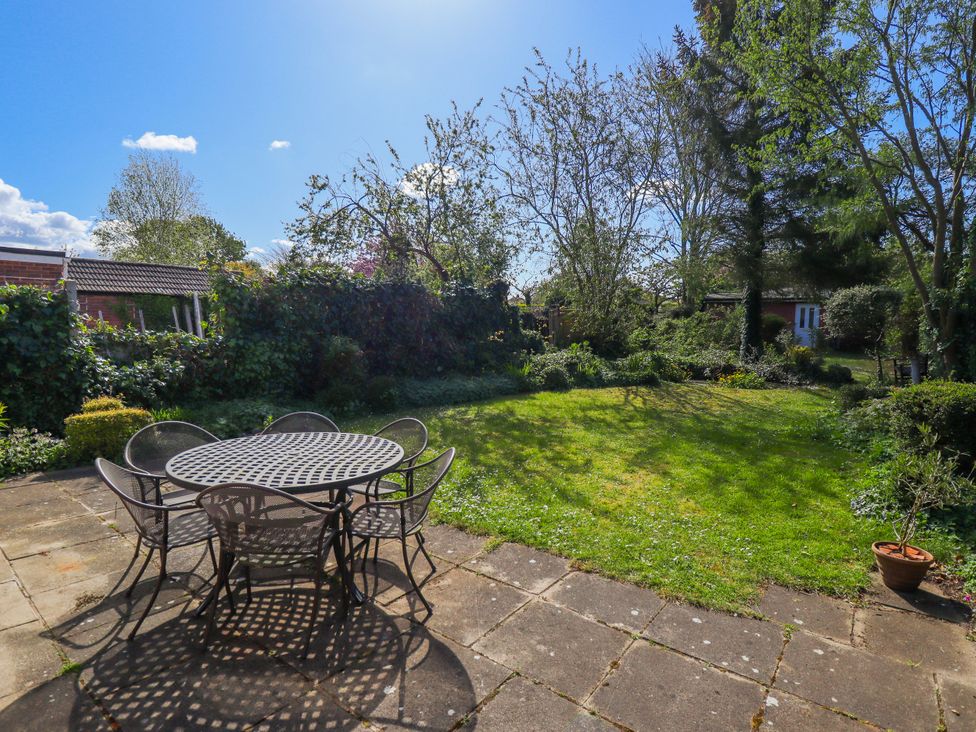 A garden with a table and chairs at 55 Broadway in Lincoln