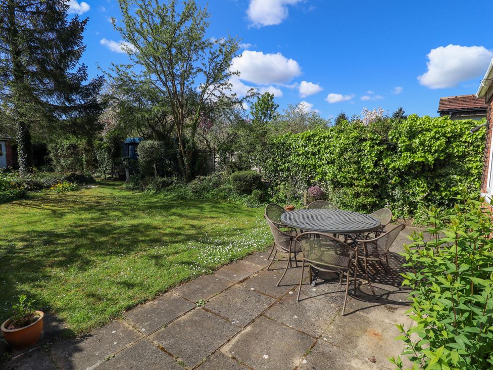 A garden with a table and chairs at 55 Broadway in Lincoln