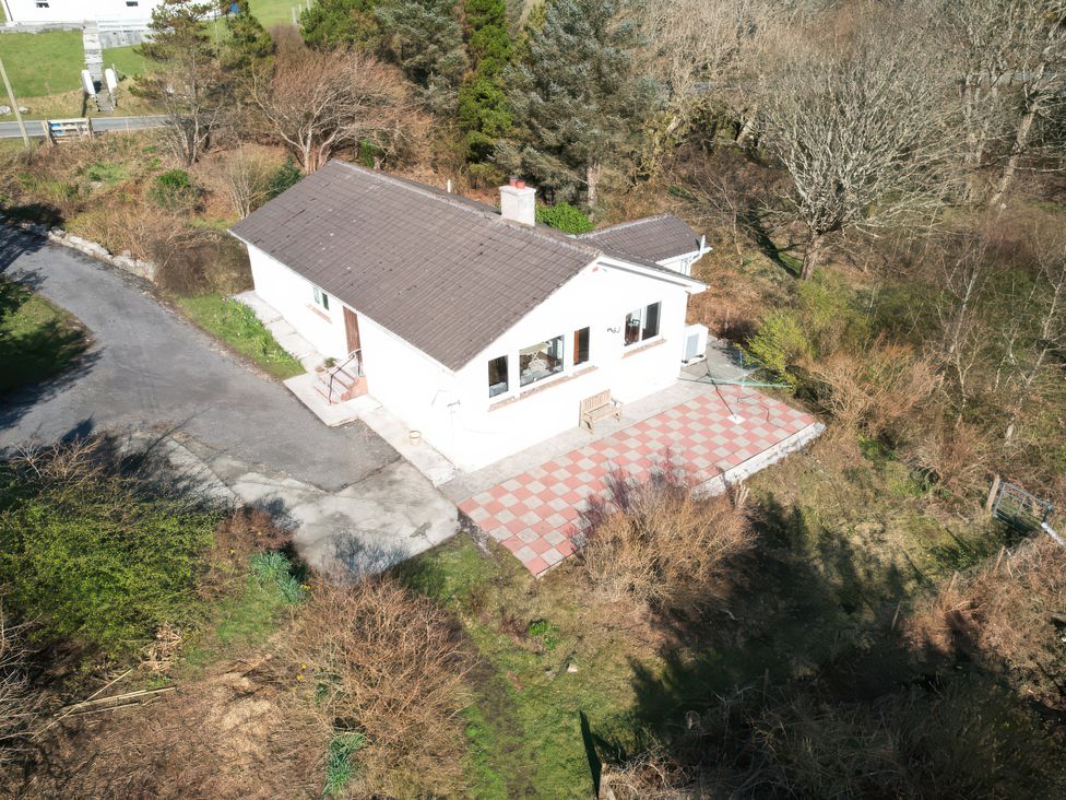 A house with a patio and garden at Woodview in Isle of Barra