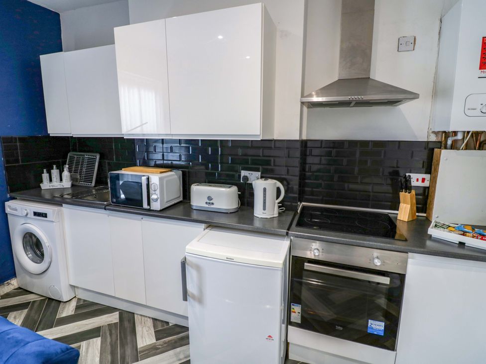A kitchen with appliances and cabinets at 1C Highfield Road - 2 bed Rowley Regis