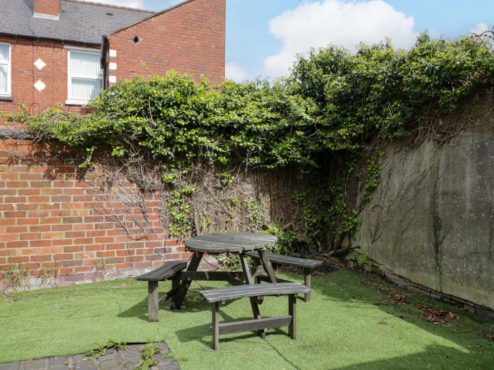 A garden with a table and benches at 1C Highfield Road - 2 bed Rowley Regis