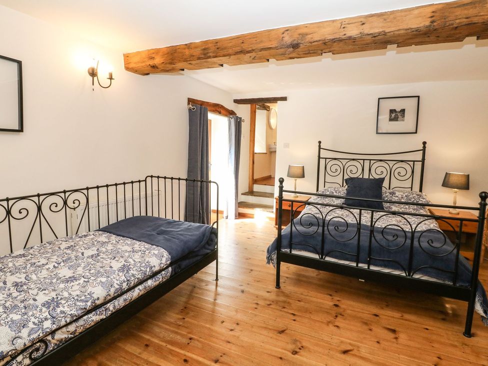 A bedroom with two beds and lamps at The Barn 