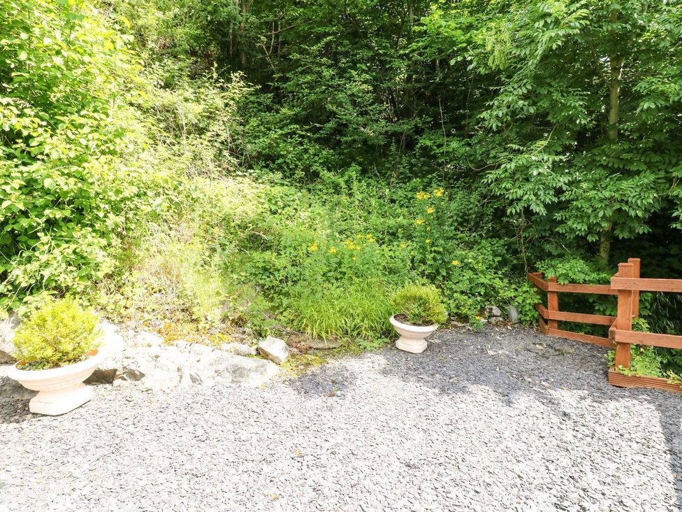 An outdoor area with flower pots and gravel at The Barn in 