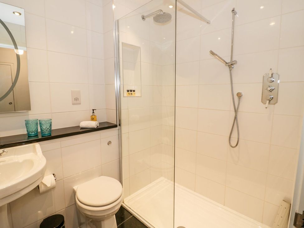 A bathroom with a shower, sink, and toilet at Little Mornington in Malvern