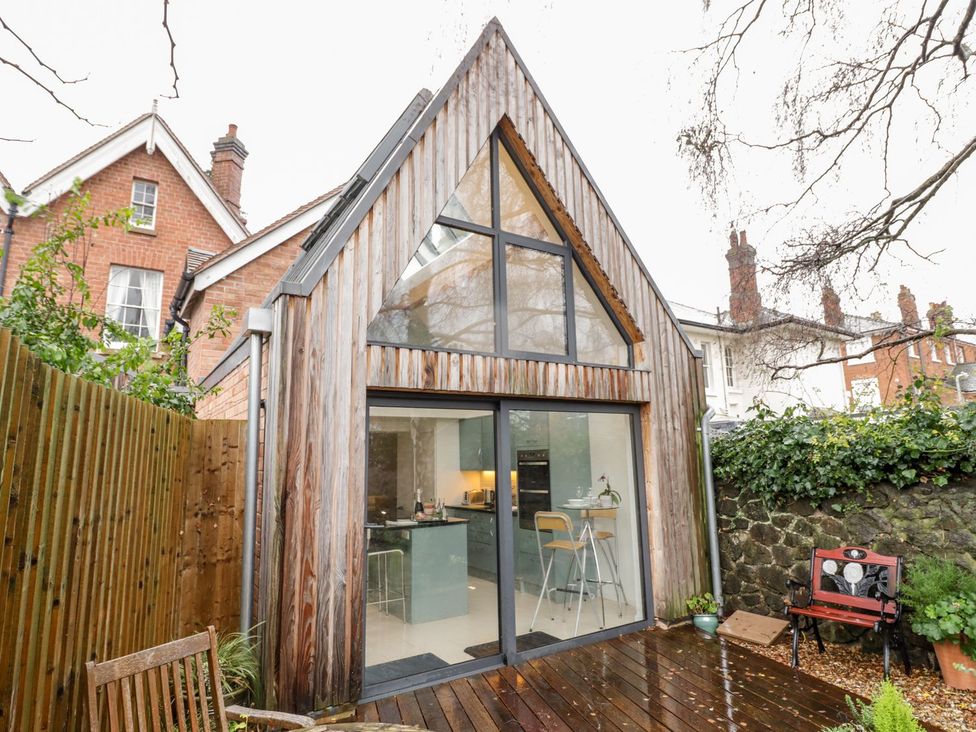 A modern house with a garden and wooden deck at Little Mornington in Malvern