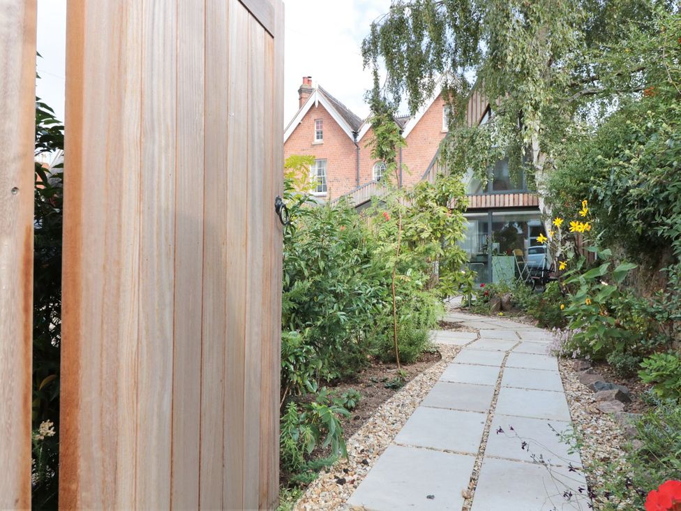 A garden with a pathway and plants at Little Mornington in Malvern