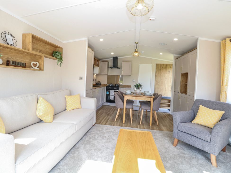 A living room with a sofa and dining area at Mustard Pot 111 Foxburrow Hang