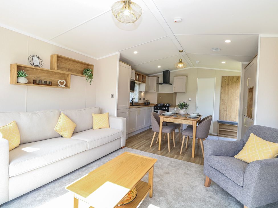 A living room with a sofa and dining area at Mustard Pot 111 Foxburrow Hang