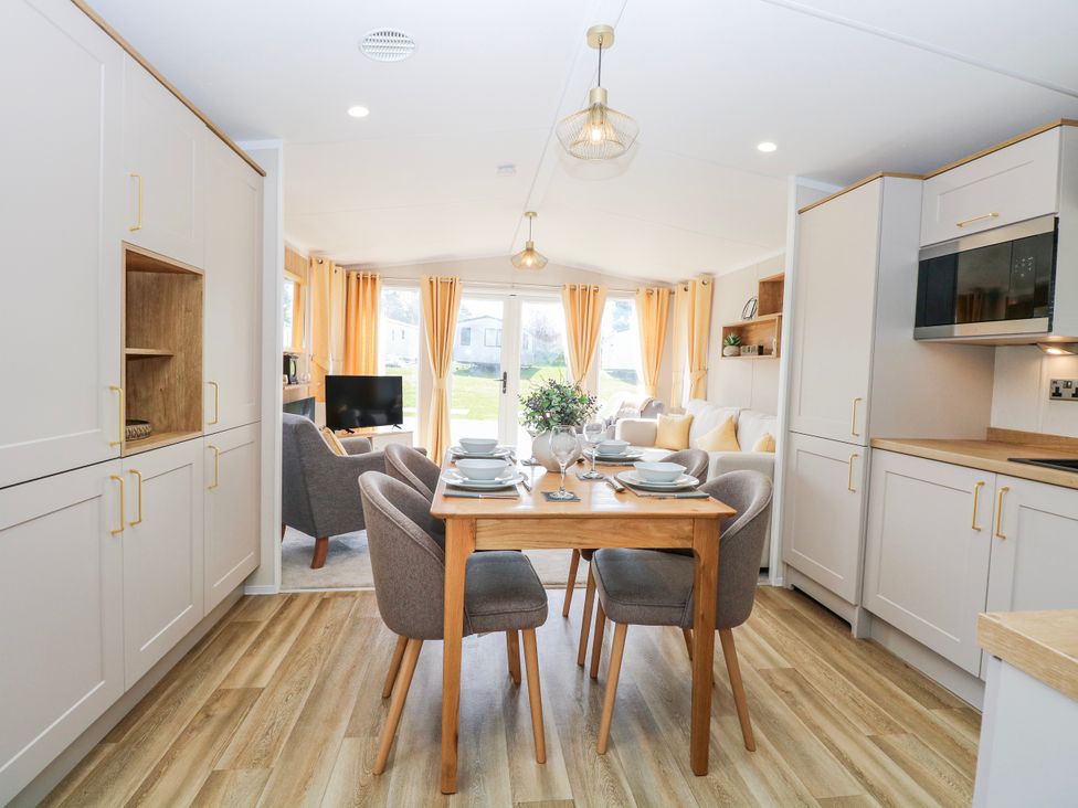 A dining room with a table and chairs at Mustard Pot 111 Foxburrow Hang