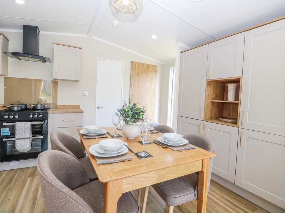A kitchen with a dining table and chairs at Mustard Pot 111 Foxburrow Hang