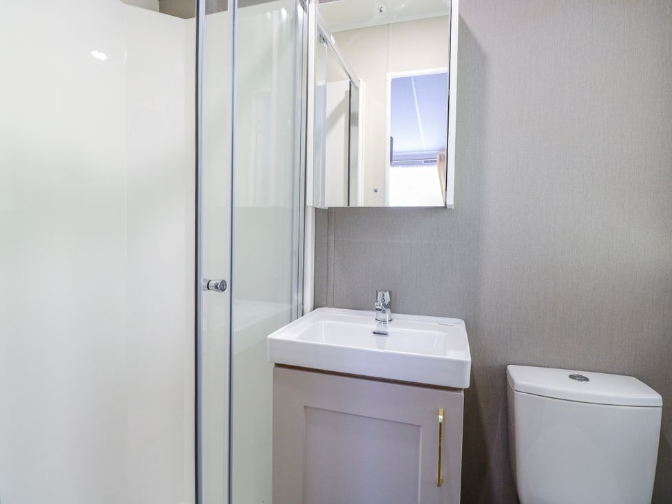 A bathroom with a shower, sink, and toilet at Mustard Pot 111 Foxburrow Hang