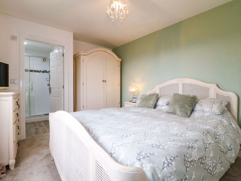 A bedroom with a bed and wardrobe at 16 Temple Crescent Nuthall