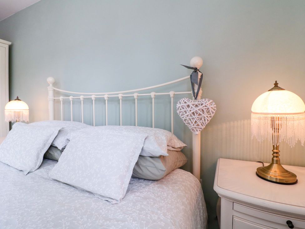 A bedroom with a bed and bedside lamps at 16 Temple Crescent Nuthall
