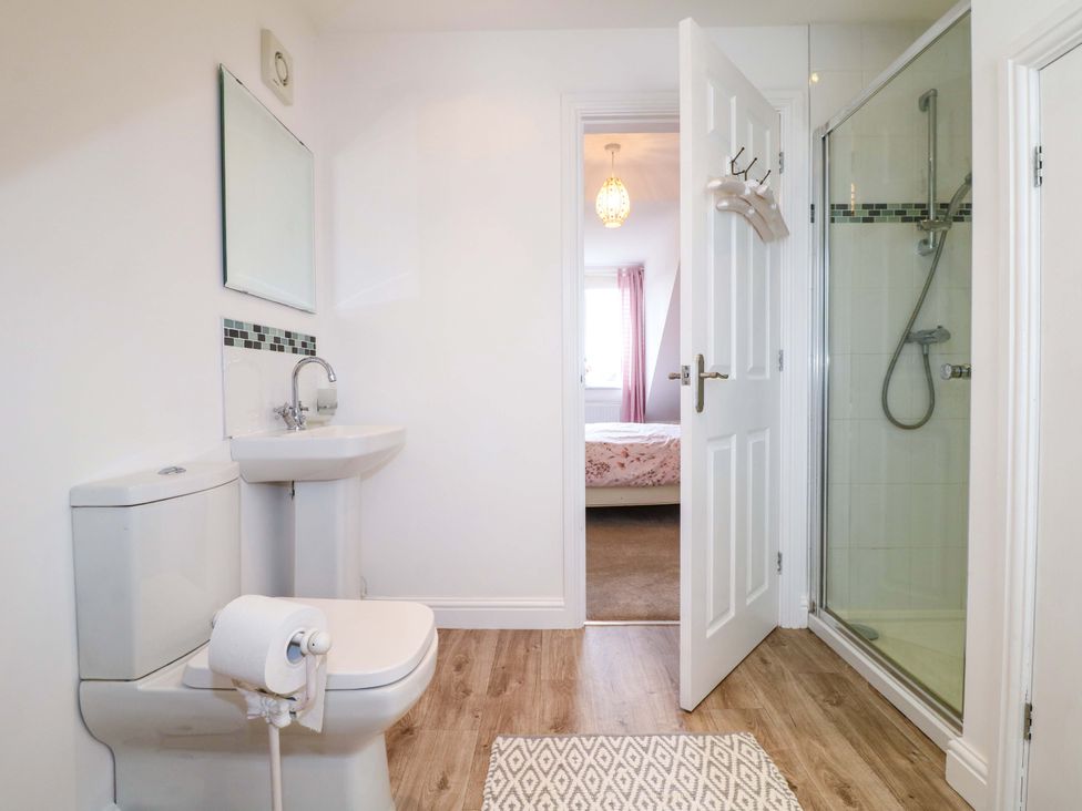 A bathroom with a sink, toilet, and shower at 16 Temple Crescent in Nuthall