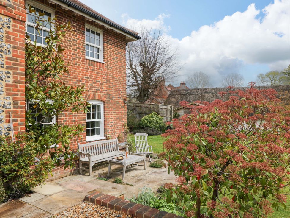 A garden with chairs and a table at Ormiston House in Netheravon