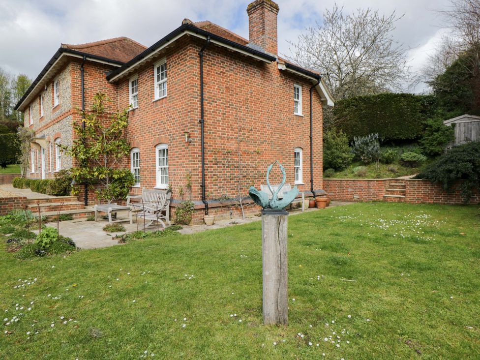 A house with a garden and bench at Ormiston House Netheravon