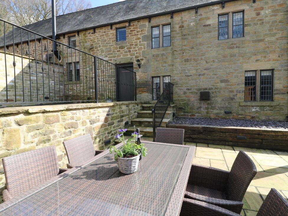 A garden with a table and chairs at Orchard View in Oakerthorpe