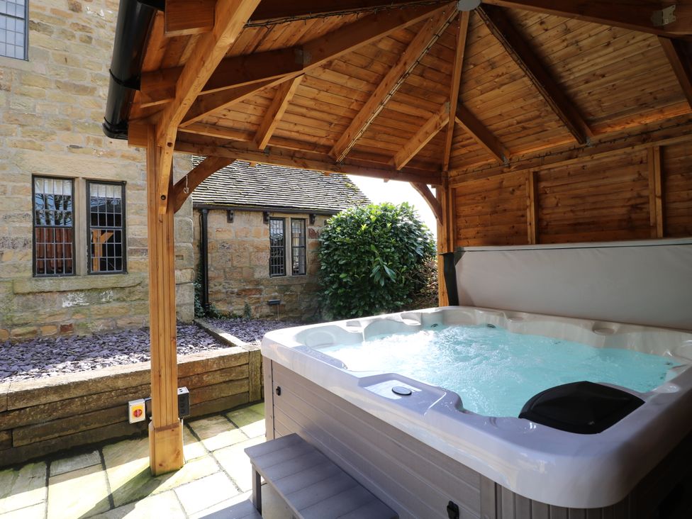 An outdoor area with a hot tub at Orchard View Oakerthorpe