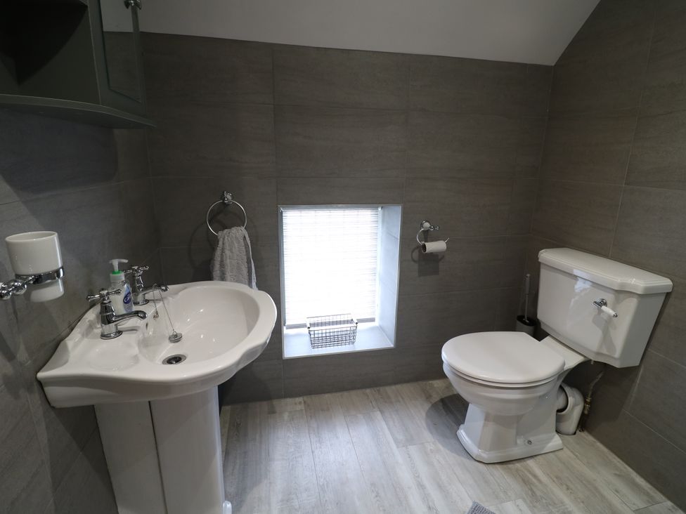 A bathroom with a sink and toilet at Orchard View in Oakerthorpe