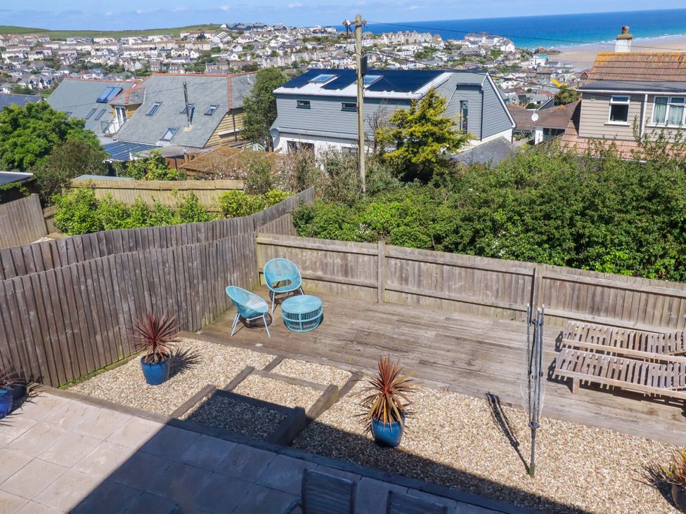 A garden with seating and planters at Serfaus in Perranporth