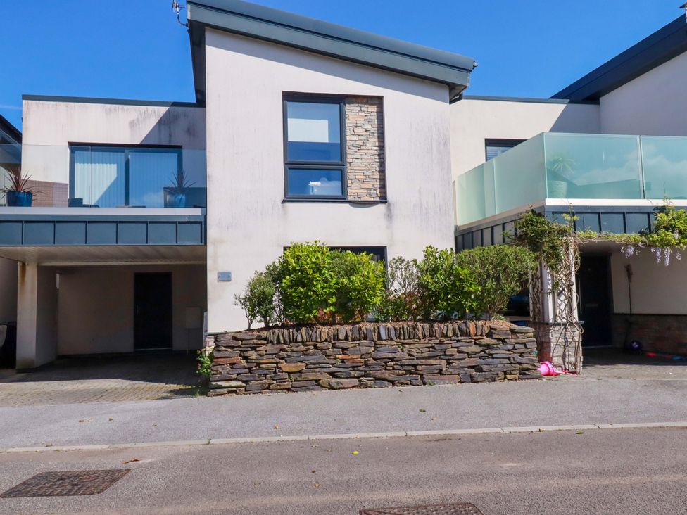 A building with windows and a balcony at Serfaus in Perranporth
