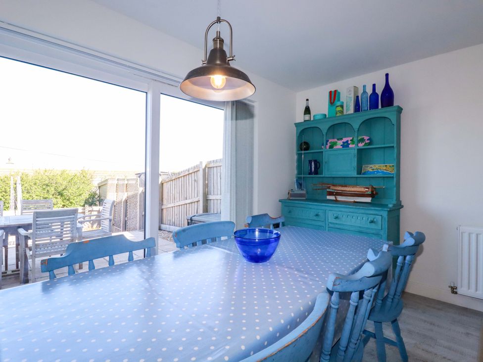 A dining room with a table and chairs at Serfaus in Perranporth
