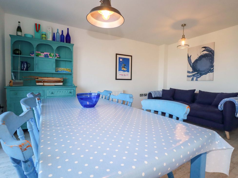 A dining room with a table and chairs at Serfaus in Perranporth