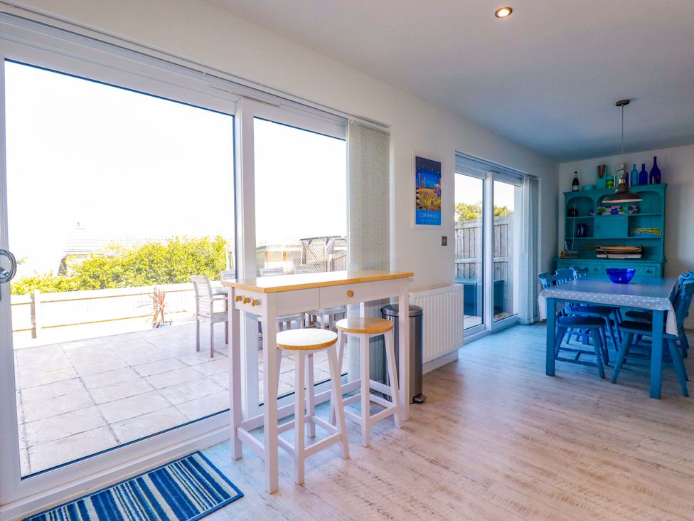A dining room with a table and chairs at Serfaus in Perranporth