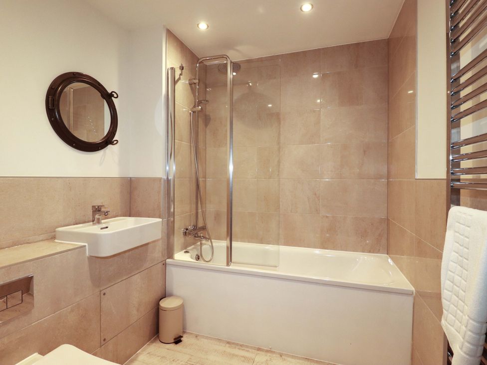 A bathroom with a bathtub and sink at Serfaus in Perranporth