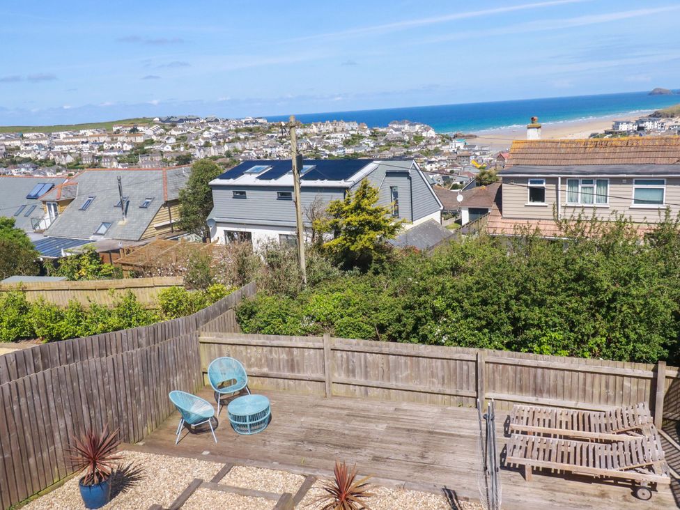 A garden with outdoor furniture and a view of the sea at Serfaus in Perranporth