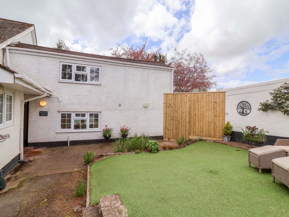 A garden with plants and a wooden fence at The Apple Loft in Exeter