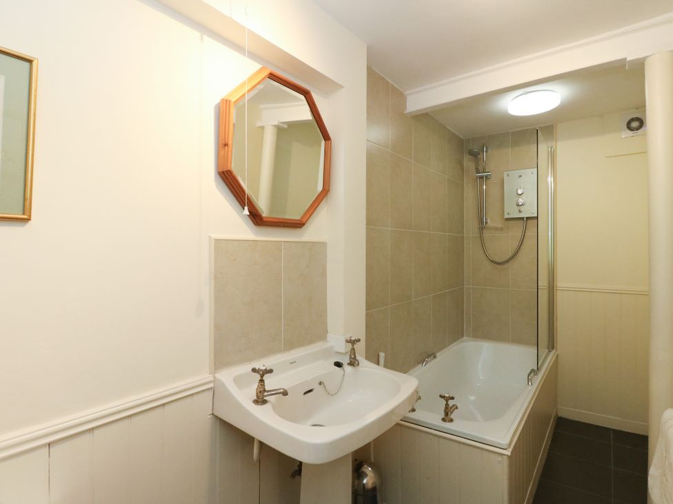 A bathroom with sink and bathtub at Gardener’s cottage in Stanley