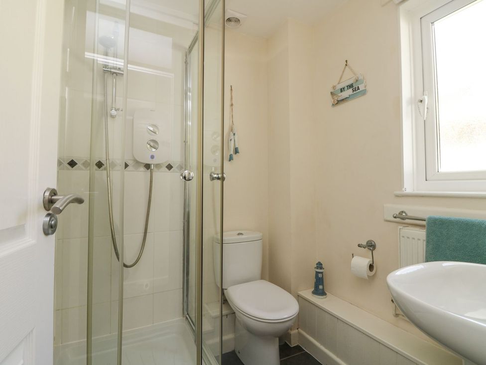 A bathroom with shower and toilet at Honeycombe Lodge