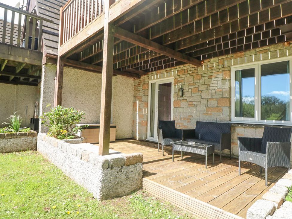 An outdoor area with seating and plants at Honeycombe Lodge