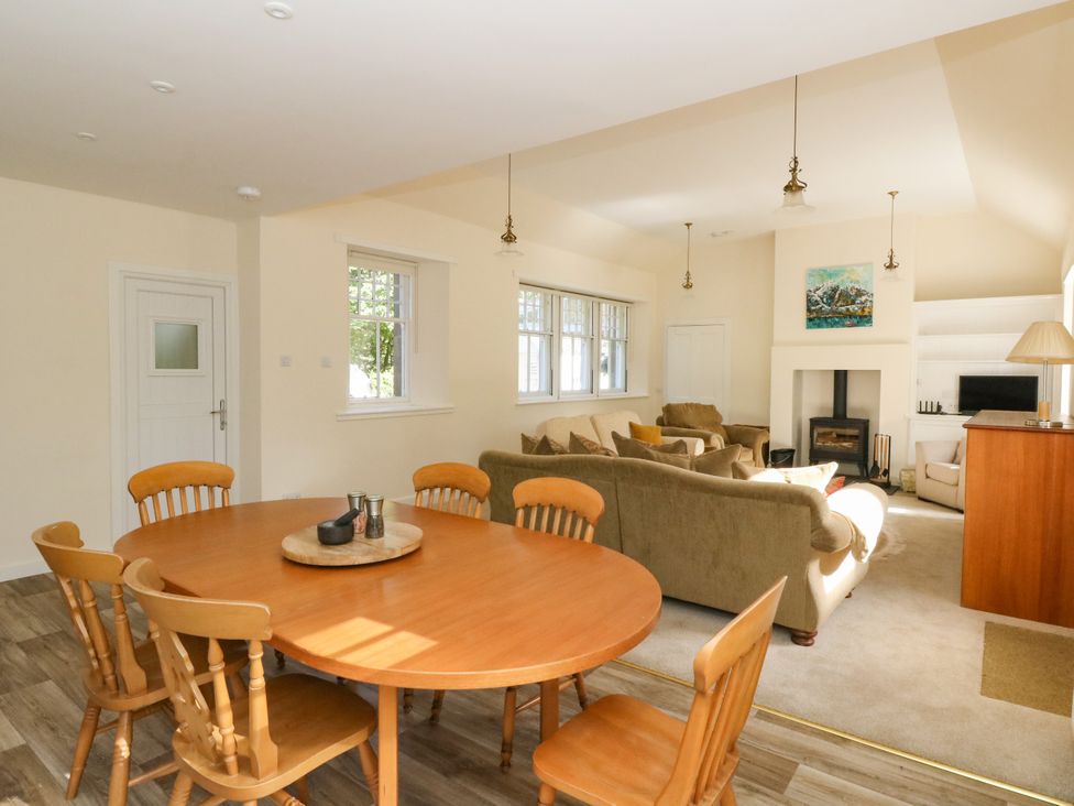 A dining room with a round table and chairs at West House in Stanley