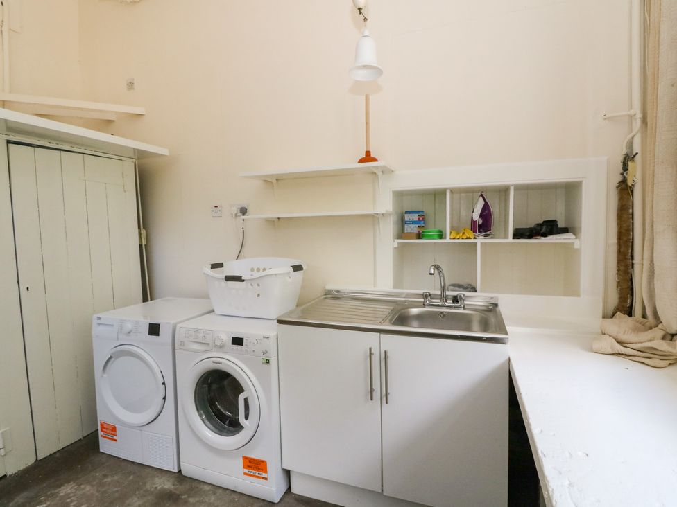 A laundry room with a washing machine and dryer at West House in Stanley
